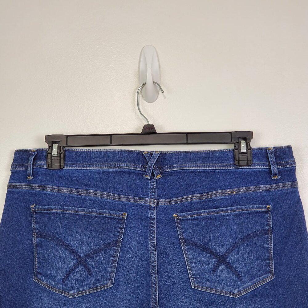 Chrisopher & Banks Dark Wash With Fading Modern Fit Denim Jean Shorts Size 16 - Picture 6 of 12